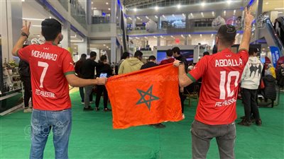 فلسطين حرة، مشجعان يجذبان الأنظار خلال مباراة المغرب وفرنسا (صور) 