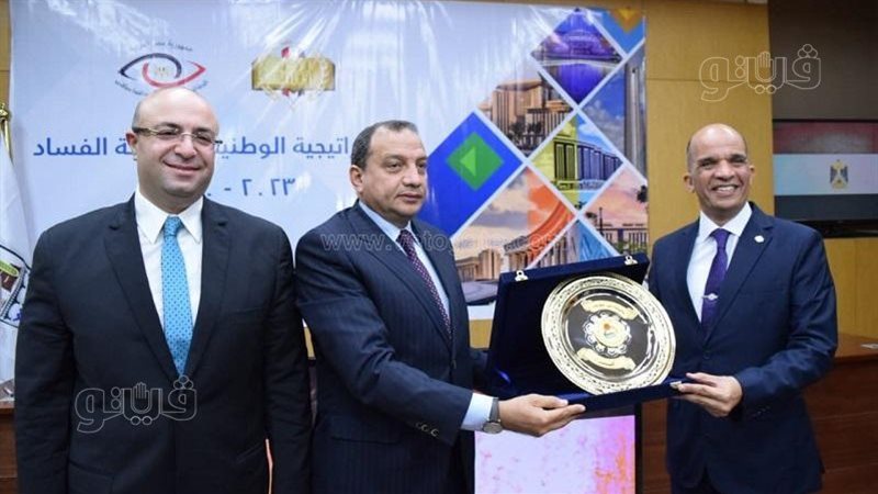 اهداء درع جامعة بني