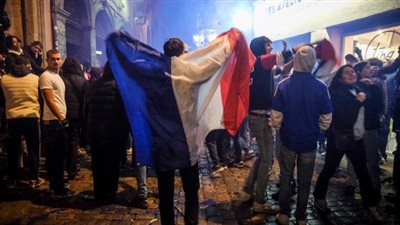 احتفالات الفرنسيين في الشانزليزيه بعد الفوز على المغرب (فيديو)