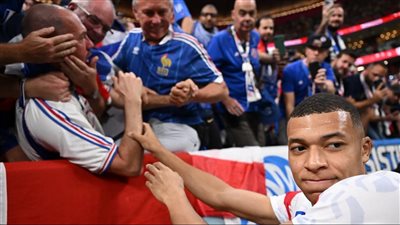 موقف إنساني من مبابي تجاه مشجع أصابته كرة طائشة قبل لقاء المغرب (فيديو)