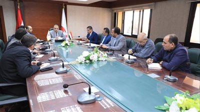 محافظ سوهاج يعقد اجتماعا لمناقشة موقف تطهير الترع ورفع المخلفات