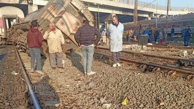 عودة حركة السكة الحديد بالدلتا لطبيعتها بعد خروج قطار المنصورة عن القضبان في طنطا (صور)