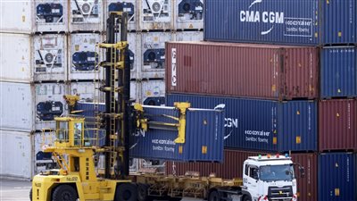 ارتفاع العجز التجاري في اليابان نتيجة ضعف الين