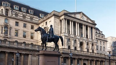 بنك إنجلترا يقترب من رفع الفائدة للمرة التاسعة على التوالي لكبح جماح التضخم