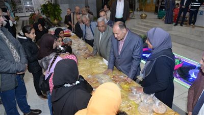 محافظ أسيوط يسلم 12 فرنا منزليا وماكينة خياطة للسيدات المعيلات والأولى بالرعاية