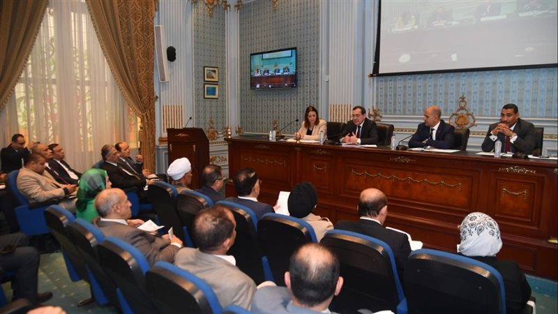 وزير البترول يعرض