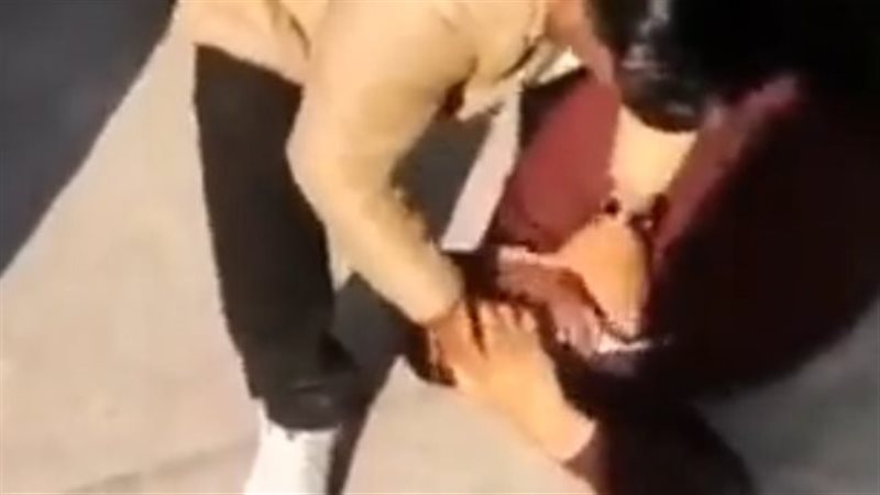 لحظة ابتلاع موظف