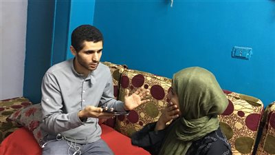 زوج يساوم زوجته على حضانة الطفل مقابل الطلاق (فيديو)