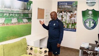 محبط للنجوم واستمراره كارثة، جماهير أهلي جدة يهاجمون موسيماني ويطالبون برحيله (فيديو)