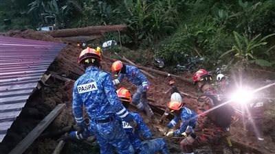 انهيار أرضي بماليزيا يتسبب في مقتل 12 شخصا