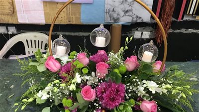 سعودية تتحدى إعاقتها وتستخدم قدميها في تنسيق الورد