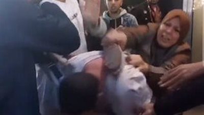 التحرش، جدل على مواقع التواصل بعد ضرب سيدة لشاب بالحذاء لتحرشه بابنتها (فيديو)