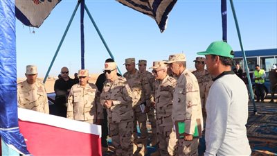 رئيس الأركان يتفقد مشروع استصلاح الأراضي الصحراوية بتوشكى 