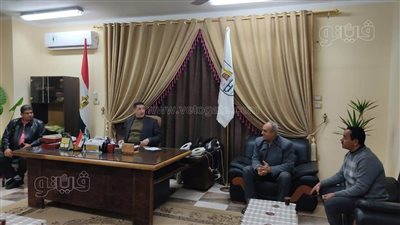 رئيس إهناسيا ببني سويف يبحث تسريع وتيرة العمل بملفات التقنين والتصالح