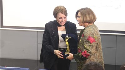 تكريم لبنى عبد العزيز بدرع 