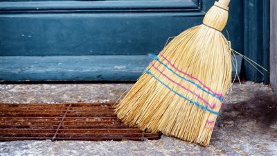 تفسير رؤية الكنس في المنام وعلاقته بالشفاء من الأمراض وصلاح الأحوال 