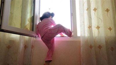 مصرع طفلة سقطت من عقار بالعجمي