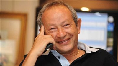 ساويرس لأحد متابعيه يسأله عن ثروته: ثانية أخش أعدهم وارجعلك 