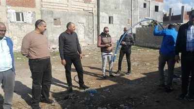 إزالة التعديات على شبكة مياه الشرب بالمندرة فى الإسكندرية