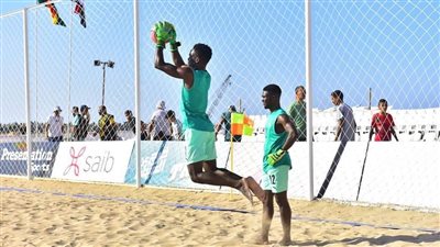 محافظ الإسكندرية يدعو لتشجيع منتخب كرة القدم الشاطئية في تدريباته