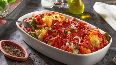 طريقة عمل مسقعة القرنبيط بالطماطم (فيديو)