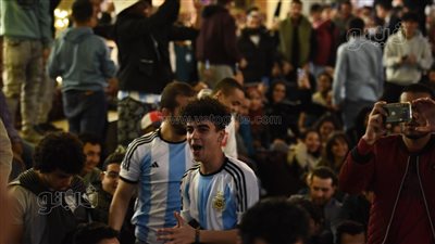 فرحة جنونية لجماهير الأرجنتين بهدفي ميسي ودي ماريا في منتخب فرنسا (صور) 