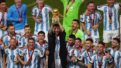 لحظة رفع ليونيل ميسي كأس العالم بالعباءة الخليجية (فيديو وصور) 