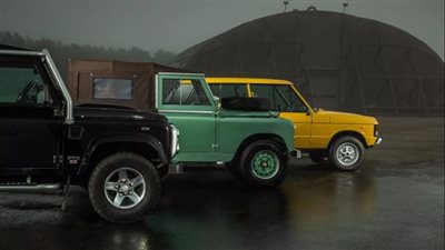 إيفيراتي تكشف عن سيارات لاند روفر كلاسيكية بتحويل كهربائي