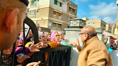 وكيل وزارة التموين وسط المواطنين بمركز خدمات السيوف فى الإسكندرية 