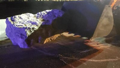 رفع كتلة خرسانية من على طريق الإسماعيلية القاهرة الصحراوي (صور) 