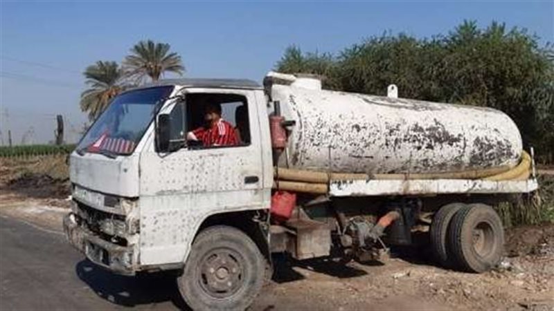 سيارة تلقي مياه ملوثة
