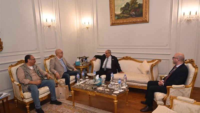وزير الإسكان يلتقى