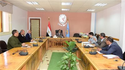 رئيس جامعة سوهاج يجتمع مع مجلس إدارة البرامج التكنولوجية بكلية التكنولوجيا والتعليم  