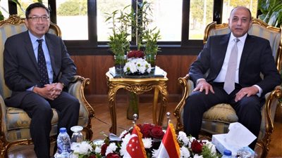 وزير الطيران المدني يستقبل سفير سنغافورة بالقاهرة لبحث التعاون المشترك