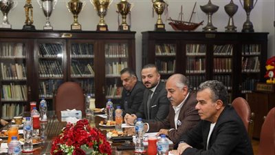 لجنة فرع النادي الأهلي بالعلمين تبحث تعاقدات المشروع (صور) 