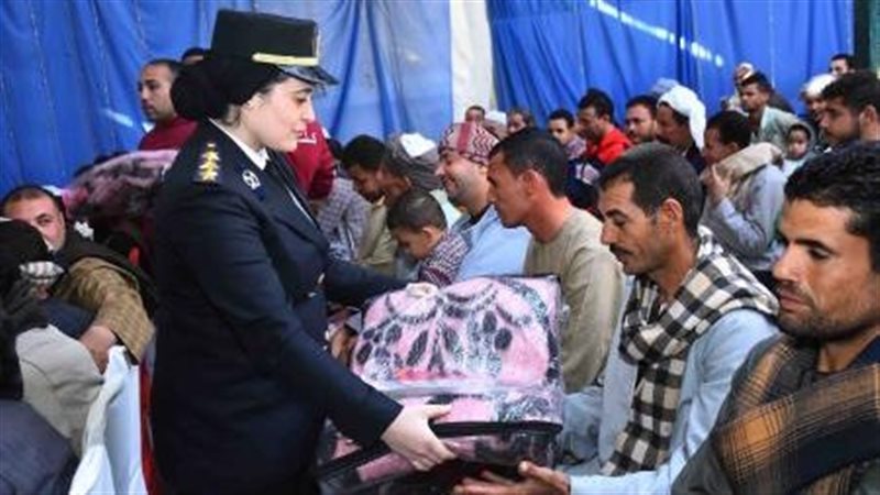 الداخلية توزع مساعدات،