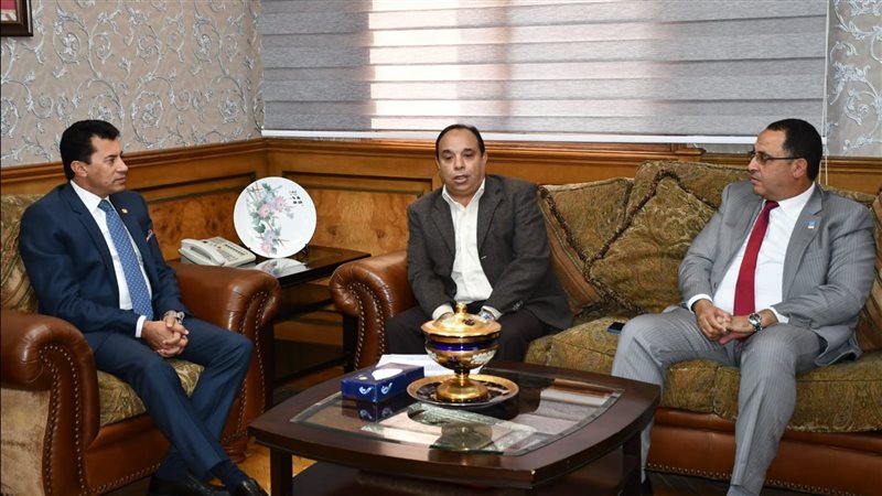 وزير الرياضة يبحث