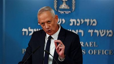 متحديا نتنياهو، جانتس يطير إلى واشنطن، ونائبة بايدن وسوليفان في انتظاره