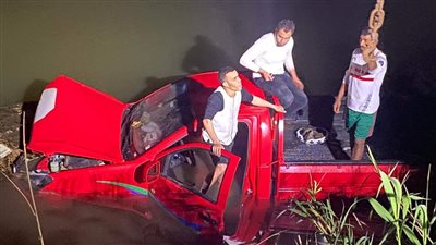 لحظة إنقاذ سائق سقطت سيارته في الرياح التوفيقي بالدقهلية (صور) 