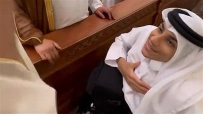 شاب من ذوي الهمم يشارك في جلسة لمجلس الشورى القطري (فيديو)