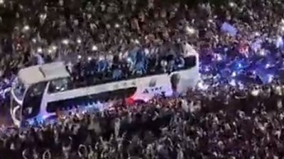 منتخب الأرجنتين، آلاف المشجعين يستقبلون ميسي ورفاقه برش المياه والأغاني (فيديو)