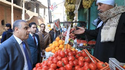 محافظ سوهاج يتفقد عددا من الأسواق ومنافذ بيع السلع الغذائية (صور)