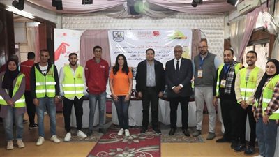 نائب محافظ بني سويف يُسلّم ملابس للأطفال الأولى بالرعاية 