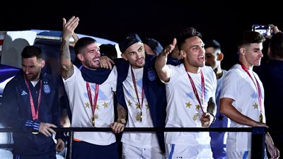 كأس العالم 2022، نجاة ميسي ورفاقه من الموت أثناء الاحتفال مع الجماهير بالمونديال (فيديو)