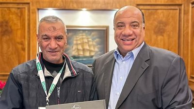 رئيس نادي الاتحاد يكرم مشجعا بكى فرحا بفوز فريقه (صور)