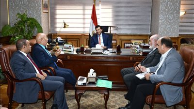 وزير الشباب والرياضة يلتقي رئيس اتحاد الكاراتيه