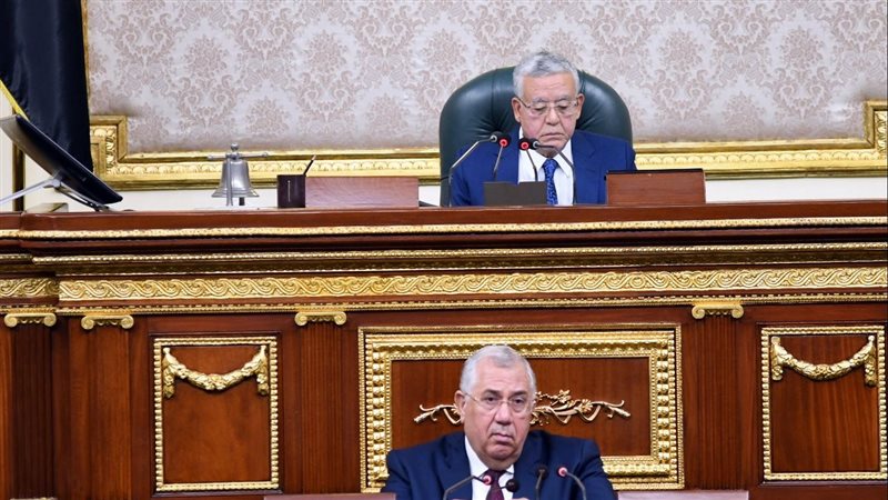 وزير الزراعة في مواجهة