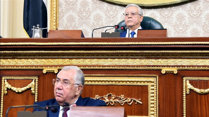 وزير الزراعة في مواجهة