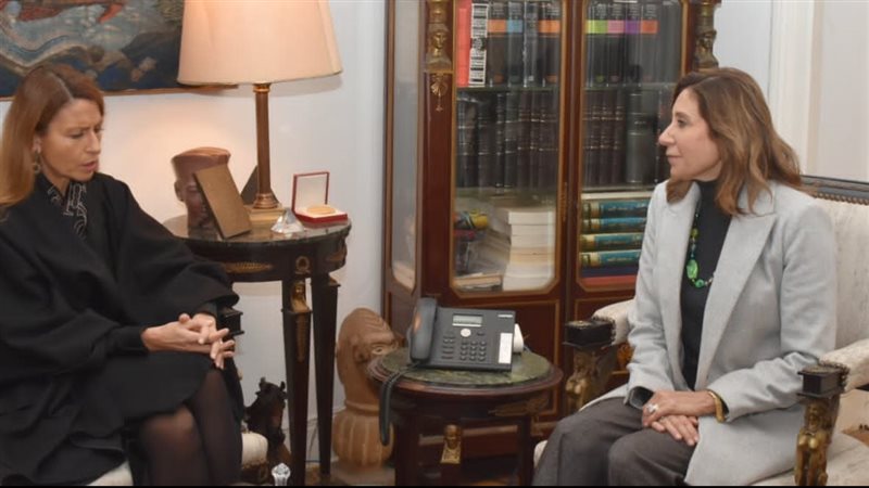 وزيرة الثقافة مع