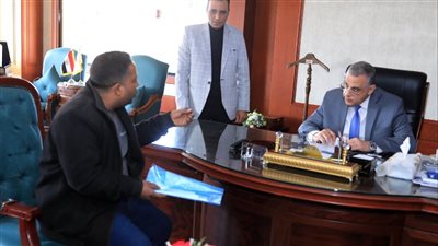 محافظ سوهاج ونائبه يستقبلان 143 مواطنا لبحث مطالبهم وشكواهم 